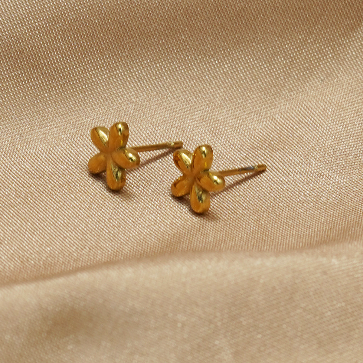 Lxalry 18K Gold Floral Jewelry Set | Necklace & Stud Earrings